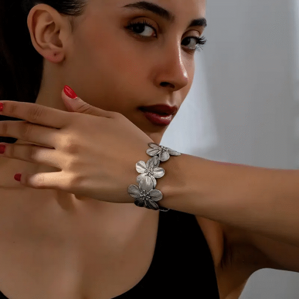 Bohemian Style Bracelet With Retro Texture And Fashionable Floral Design